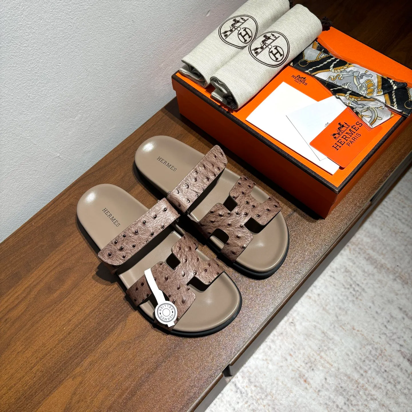 👟👟Ex-factory price 520👟👟 Men's size +10 Brand💗: HERMES Number💗: H8018-210199 Color💗: Ostrich pattern new color system Size 💗: 35 to 40 38-45 Upper material: imported calfskin Outsole material: Tpu anti-slip and wear-resistant outsole 🆕🆕🆕HERMES 2025 latest color matching, original purchased and dismantled, imported custom fabrics. All colors have been adjusted N times, striving to be zero different from the original! The top version for women 💰 Erjie's shoes that have become extremely popular recently - chypre sandals, which are comfortable for all ages and are cute and cute. Paired with various colored socks, it’s so trendy